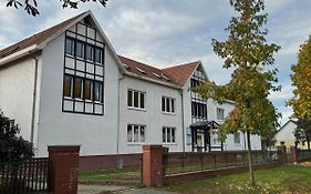 Fc-Apartmenthaus Falkensee Mit Grossem Garten Und Pkw Stellflaechen